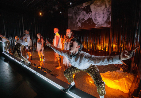 Wonderwomb – Hessisches Landestheater Marburg – Eva Lange bezwingt bei der Uraufführung mit der Kraft des Ensembles Amir Gudarzis sprachmächtigen Text