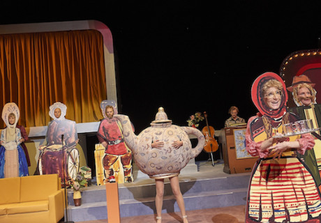 Wonkel Anja. Die Show! – Barbara Bürk und Clemens Sienknecht verfrachten in Düsseldorf Tschechows Landbewohner in ein Fernsehstudio der 1970er Jahre