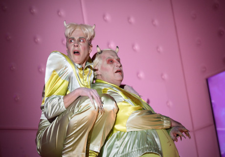 Woyzeck – Deutsches Schauspielhaus Hamburg – Lucia Bihler inszeniert Georg Büchners Dramenfragment als psychedelischen Trip zwischen Gothic, Gewalt und Geisterbahn