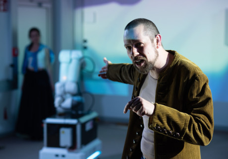 Woyzeck Panopticon – Klagenfurt Festival – Bernd Liepold-Mosser entführt Büchner in die Drohnenhalle