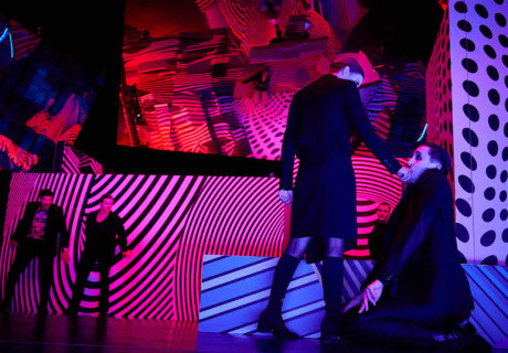 Der Würgeengel – Volkstheater Wien – Sebastian Baumgarten verwandelt Buñuels Kultfilm in einen psychedelischen Partyhöllen-Trip 