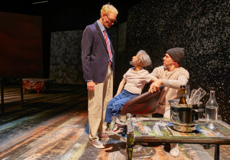 Die Wurzel aus Sein – Theater Münster – Moritz Sostmann inszeniert Wajdi Mouawads Kolossaldrama mit Puppen und Weihwasser