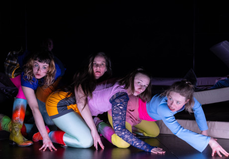 Die Wut, die bleibt – Rheinisches Landestheater Neuss – Sandra Strunz inszeniert Mareike Fallwickls radikal feministischen Roman