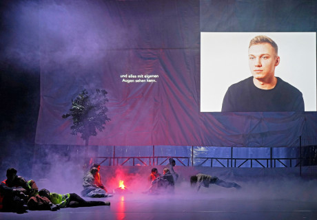 Ха́та-Zuhause – Münchner Kammerspiele – Kamilė Gudmonaitės Recherchestück mit Ukrainer*innen und Russ*innen auf der Bühne