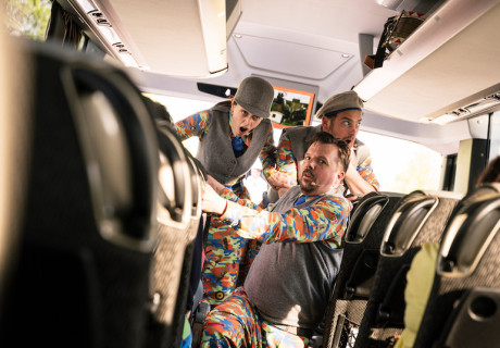  Your Very Own Double Crisis Club – Staatstheater Kassel – Laura N. Junghanns inszeniert Sivan Ben Yishais Kriegs-Klagelied als Bustour in die Rüstungsindustriegebiete der Stadt