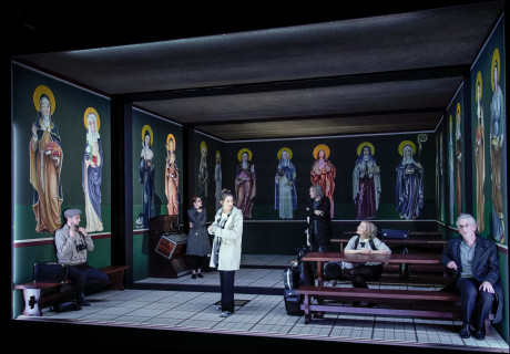 Zdeněk Adamec – Deutsches Theater Berlin – Jossi Wielers Spieler*innen rhythmisieren Peter Handkes Konversationsstück weg von seiner papiernen Anmutung