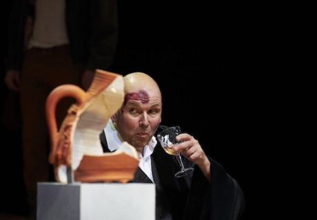  Der zerbrochne Krug – Landestheater Linz – Bérénice Hebenstreit führt Kleists Lustspiel mit einem neuen Schlussmonolog von Carolyn Amann auf