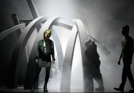 Zerstörte Straßen – Deutsches Theater Göttingen – Niklas Ritter inszeniert Natalia Vorozbhyts Stück über den Krieg 