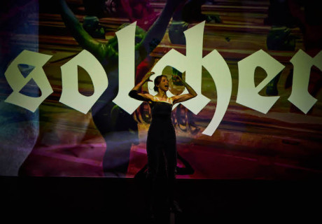 Zertretung 2. Sprache essen Abgott auf oder Du arme Drecksfut Metzger – Volkstheater Wien – Claudia Bossard inszeniert Lydia Haiders Duell mit der Sprache