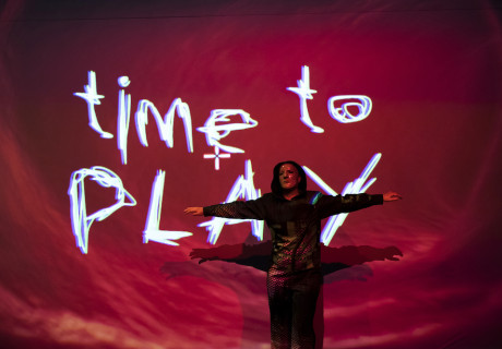 Zertretung 1. Kreuz brechen oder Also alle Arschlöcher abschlachten – Volkstheater Wien – Kay Voges inszeniert Lydia Haiders ersten Teil einer Reihe der Verbalvernichtung