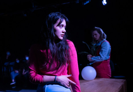 Zitronen Zitronen Zitronen – Schauspielhaus Graz – Anne Mulleners bringt Sam Steiners Erfolgsstück über radikal beschränkte Redefreiheit zur deutschsprachigen Erstaufführung