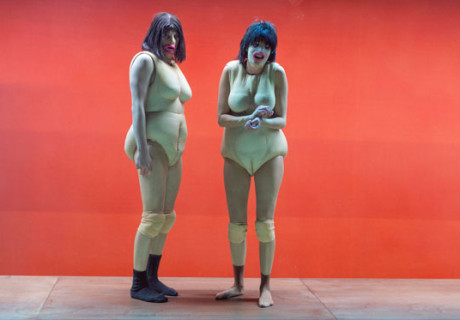 Die Zofen – Claudia Bauer verfremdet Jean Genets Einakter in Bonn zur Kenntlichkeit