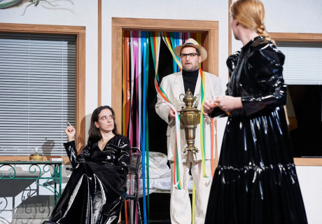 Zonenrandgebiet – Staatstheater Kassel – Alexander Eisenach versucht mit Derrida den Osten zu erklären