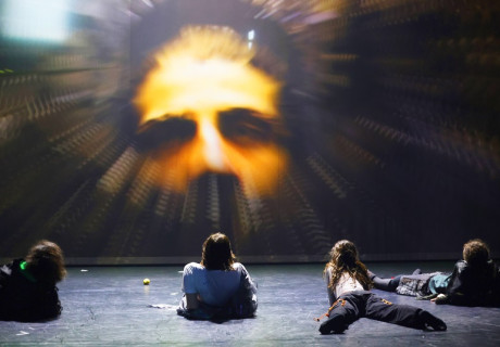 Eine Zusammenfassung von allem, was war – Maxim Gorki Theater Berlin – Sebastian Nübling und Ensemble präsentieren die Erzählungen von Rasha Abbas als grelle Schlaglichter mit Ausrufezeichen