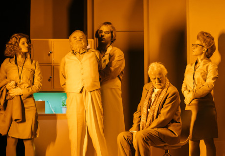 Zwiegespräch – Burgtheater Wien – Rieke Süßkow peppt Handkes Altherren-Selbstbefragung mit weiblicher Perspektive auf