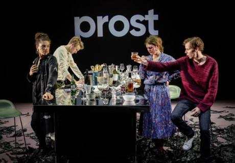 abgrund – Schaubühne Berlin – Thomas Ostermeier inszeniert Maja Zades Stück über die großstädtische Latte-Macchiato-Mittelschicht