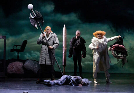 Die Nibelungen – Christina Rast zeigt Friedrich Hebbels Drama als bildmächtige Groteske mit Musik am Theater Aachen