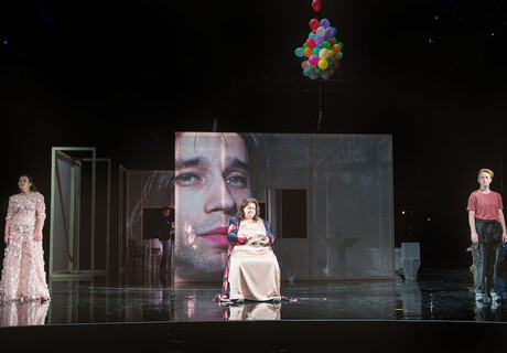 Anatomy of a Suicide – Staatstheater Hannover – Lilja Rupprecht gibt Alice Birchs Stück über depressive Vererbung düsteren Paillettenglanz