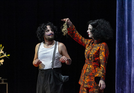 Die Affäre Rue de Lourcine – Schaubühne Berlin – Jan Bosse treibt Eugène Labiches albtraumhaften Komödien-Klassiker in den deutschen Stummfilm-Expressionismus