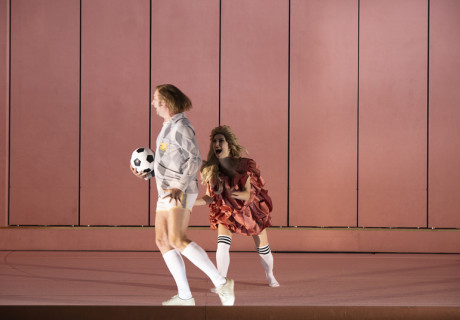 Amphitryon – Staatstheater Nürnberg – Anne Lenk verlegt Heinrich von Kleists Lustspiel in die Welt der Fußballgötter
