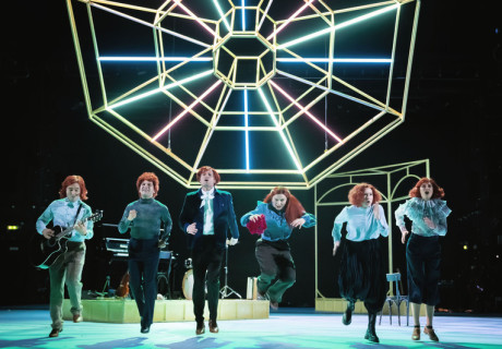 Annette, ein Heldinnenepos – Staatstheater Hannover – Regisseurin Lily Sykes inszeniert Anne Webers preisgekrönten Roman als zeitgenössische Variante der Bänkelsänger-Darbietungen