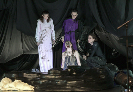 Antigone – Maxim Gorki Theater Berlin – Leonie Böhm und ihr Ensemble suchen die Befreiung aus dem Felsenhaus des Sophokles-Klassikers