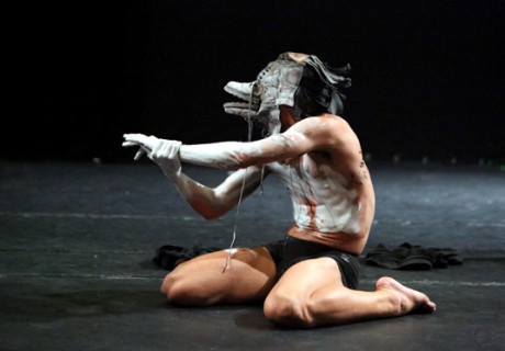 Asphalt Festival – Düsseldorf – Am Rhein gehen Theatermacher*innen der Frage nach, wozu Menschen fähig sind