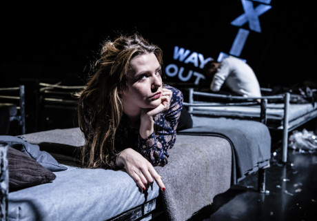 Auf der Flucht – Staatstheater Meiningen – Frank Behnke inszeniert die europäische Erstaufführung von Tennessee Williams Drama als naturalistisches Theater