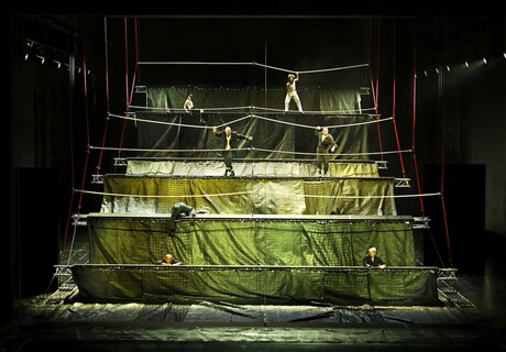 Moby Dick – Residenztheater München – Stefan Pucher reist mit Herman Melville ins vorfossile Zeitalter
