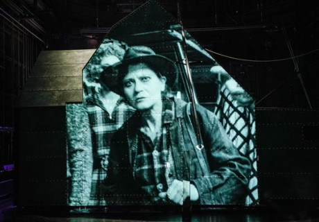 Black Maria – René Polleschs Blackbox-Show am Deutschen Theater Berlin