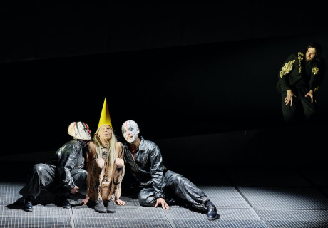 bumm tschak oder der letzte henker – Bregenzer Festspiele – Stefan Bachmann und das Burgtheater-Ensemble gestalten die Ferdinand Schmalz-Uraufführung über den letzten Henker der Donaumonarchie als Kasperliade