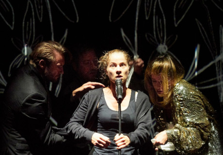 Bungalow – Schauspielhaus Düsseldorf – Simon Solberg begradigt und vermindert Helene Hegemanns Roman