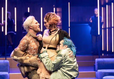 Der Menschenfeind – Staatstheater Augsburg – In André Bückers Inszenierung wird Molières Text zur Party mit anschließendem Kater