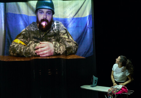 Non-existent – Schauspiel Essen – Natalka Vorozhbyts bittere Komödie erzählt vom andauernden Krieg gegen die Ukraine
