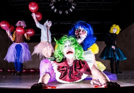 Coriolan – Schauspielhaus Düsseldorf – Tilmann Köhler schickt Shakespeares Römer-Drama in die Clowns-Manege 