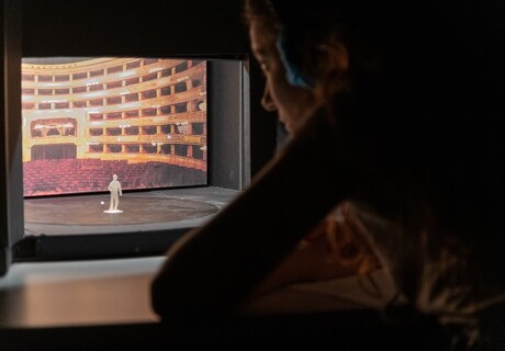 Black Box. Phantomtheater für 1 Person – Staatstheater Stuttgart – Stefan Kaegi schickt die Zuschauer auf einen Theater-Rundgang, der einen vom Teilnehmer zum Akteur macht
