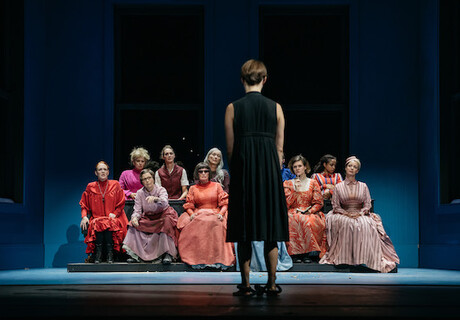 Das Himmelszelt – Burgtheater Wien – Tina Lanik inszeniert Lucy Kirkwood ambitioniertes Stück über Frauen und Körperpolitik 