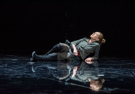 Orlando – Schauspiel Hannover – Lily Sykes bringt subtil und unterhaltsam Virgina Woolfs Geschlechterutopie mit Corinna Harfouch auf die Bühne