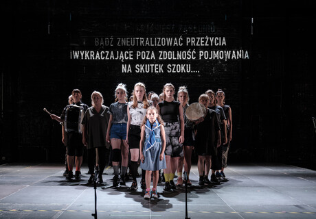Mothers. A Song For Wartime – Gorki Theater Berlin – Marta Górnicka lässt einen Chor geflüchteter Mütter gegen den Krieg auftreten