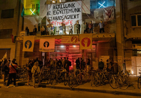 Berlin: Solidaritäts-Demo mit der SZFE-Uni Budapest