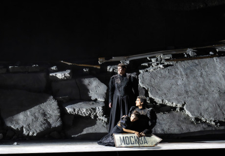 Drei Schwestern – Salzburger Festspiele – Evgeny Titov zeigt Peter Eötvös’ Oper nach Tschechow in apokalyptischem Breitwandformat