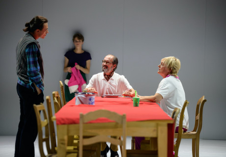 Dumme Jahre – Nationaltheater Weimar – Tilmann Köhler inszeniert die Uraufführung von Thomas Freyers ostdeutscher Familienaufstellung