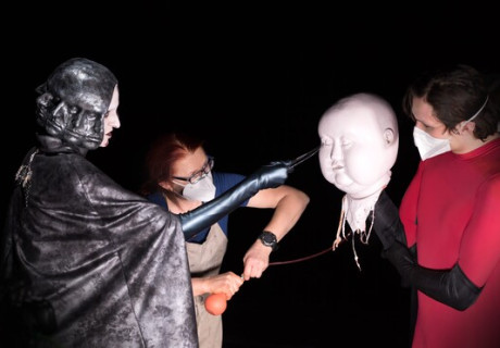 Eine posthumane Geschichte – Schauspiel Frankfurt – Jessica Glause bringt Pat To Yans Stück über künstliche Intelligenz, die Unterdrückung Andersdenkender und die Zukunft des Menschen zur Uraufführung