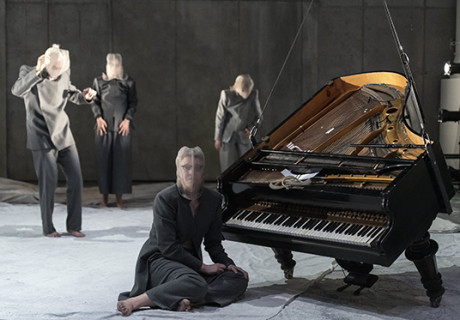 Europe Central – Nicole Schneiderbauer eröffnet die neue Brechtbühne in Augsburg mit der Adaption von William T. Vollmanns Tausend-Seiten-Roman