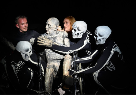  Faust 1 & 2 – Schauspiel Frankfurt – Jan-Christoph Gockel verlegt Goethes Klassiker in die Geisterbahn