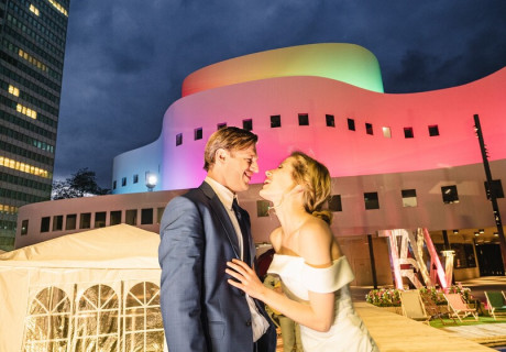 Figaros Hochzeit – Düsseldorfer Schauspielhaus – Andreas Kriegenburg versammelt das Personal von Beaumarchais' Komödien-Klassiker zum Open Air vor dem Theater