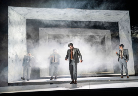 Fokus – Schauspiel Hannover – Die Uraufführung des einzigen Romans von Arthur Millers über Judenhass und eindimensionale Weltsichten richtet Laura Linnenbaum als Groteske ein