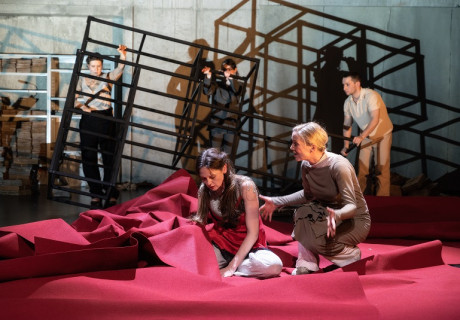 Frauen der Unterwelt. Sieben hysterische Akte – Staatstheater Augsburg – Nicole Schneiderbauer bringt Tine Rahel Völckers Erinnerungsstück über die Ermordeten der Tötungsanstalt Pirna-Sonnenstein zur Uraufführung