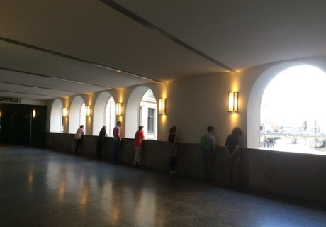 Schafft zwei, drei, viele Gänge – Kampnagel Hamburg – Beim Sommerfestival auf Kampnagel entführt die Gruppe Ligna ihr Publikum auf eine Zeitreise