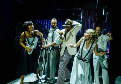 Der große Gatsby – Schauspiel Frankfurt – Ewelina Marciniak und Iga Gańczarczyk präsentieren eine alternative Version von Fitzgeralds Roman